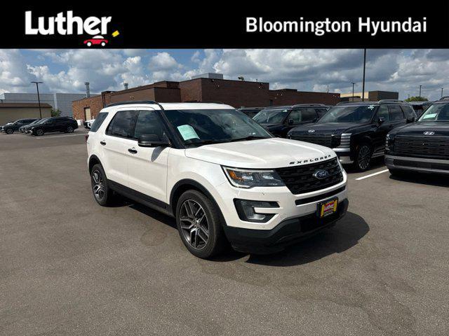 Photo of 2017 White Platinum Metallic Tri-Coat Ford Explorer