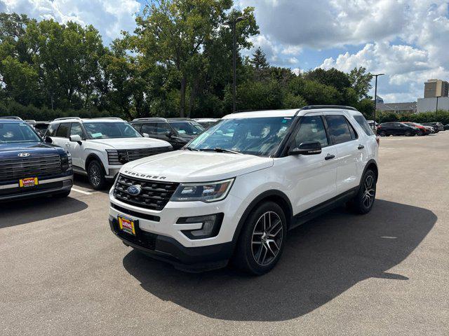 Photo of 2017 White Platinum Metallic Tri-Coat Ford Explorer