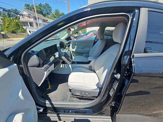 Photo of 2025 Abyss Black Pearl Hyundai KONA