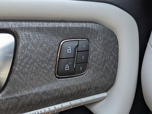 Photo of 2025 Star White Metallic Tri-Coat Ford Explorer