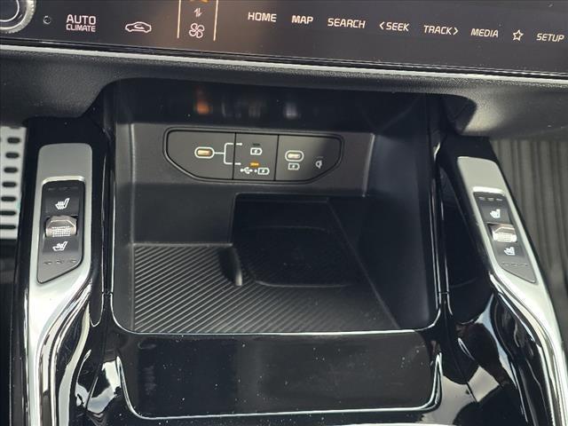 Photo of 2025 Glacial White Pearl Kia Sorento