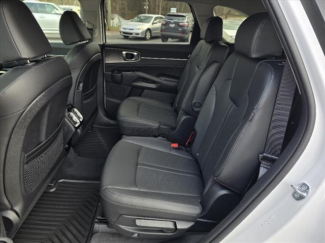 Photo of 2025 Glacial White Pearl Kia Sorento