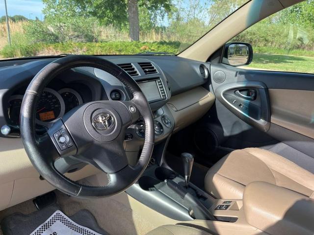 Photo of 2009 White Toyota RAV4
