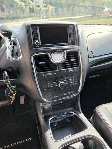 Photo of 2014 Bright White Clearcoat Chrysler Town & Country