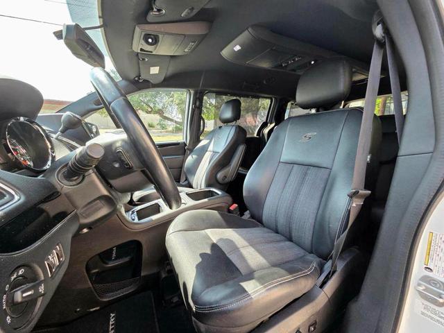 Photo of 2014 Bright White Clearcoat Chrysler Town & Country