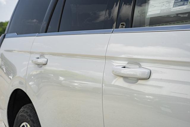 Photo of 2025 Star White Ford Expedition