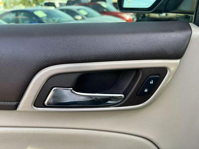 Photo of 2015 White GMC Yukon