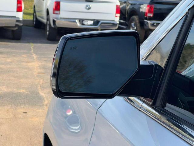 Photo of 2015 White GMC Yukon