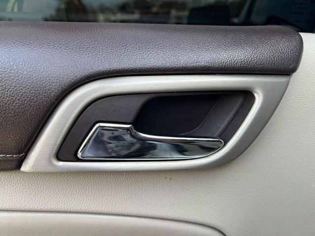 Photo of 2015 White GMC Yukon