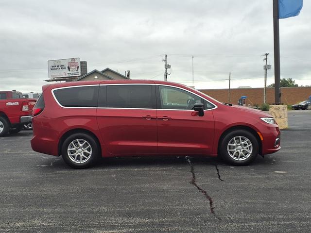 Photo of 2026 Red Hot Pearl Coat Pr6 Chrysler Pacifica