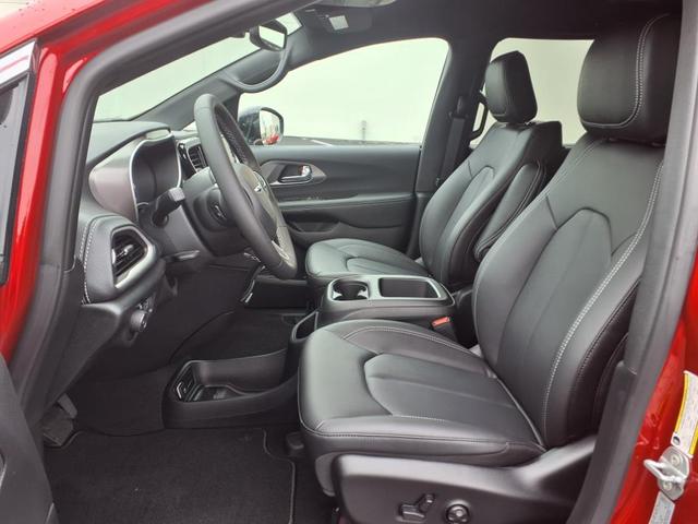 Photo of 2026 Red Hot Pearl Coat Pr6 Chrysler Pacifica