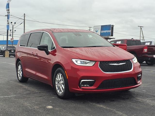 Photo of 2026 Red Hot Pearl Coat Pr6 Chrysler Pacifica