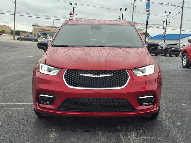 Photo of 2026 Red Hot Pearl Coat Pr6 Chrysler Pacifica