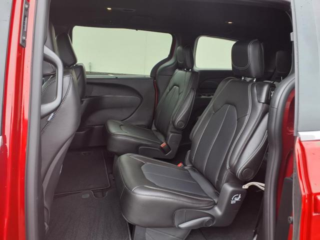 Photo of 2026 Red Hot Pearl Coat Pr6 Chrysler Pacifica