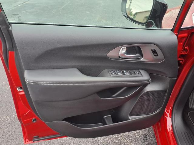 Photo of 2026 Red Hot Pearl Coat Pr6 Chrysler Pacifica