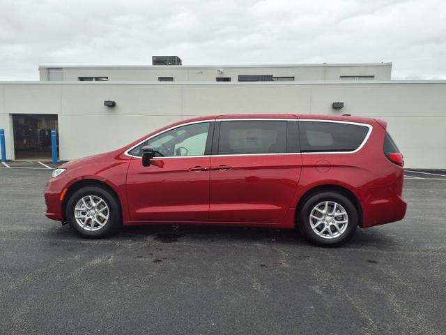 Photo of 2026 Red Hot Pearl Coat Pr6 Chrysler Pacifica