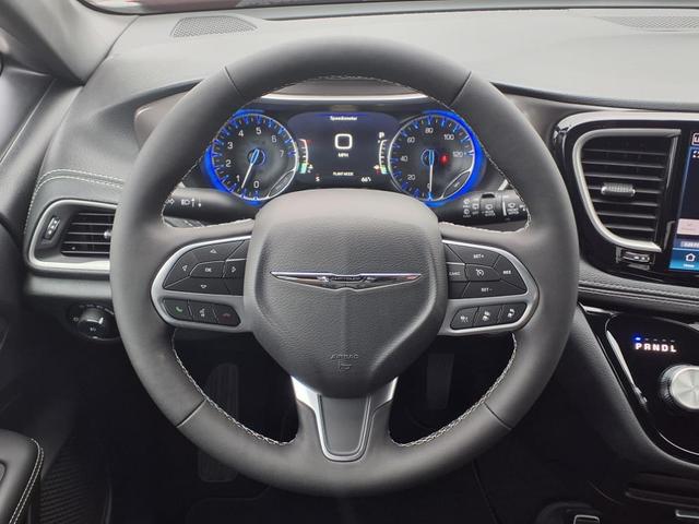 Photo of 2026 Red Hot Pearl Coat Pr6 Chrysler Pacifica