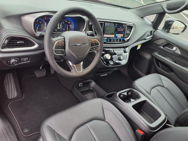 Photo of 2026 Red Hot Pearl Coat Pr6 Chrysler Pacifica