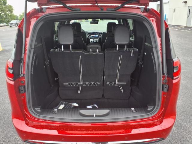 Photo of 2026 Red Hot Pearl Coat Pr6 Chrysler Pacifica