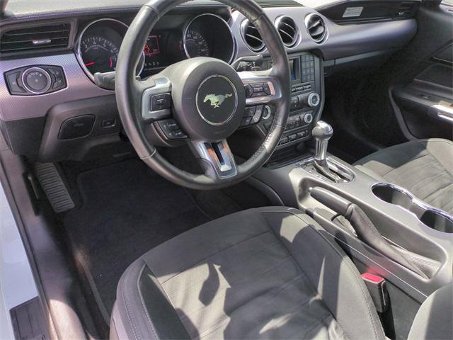 Photo of 2016 Oxford White Ford Mustang