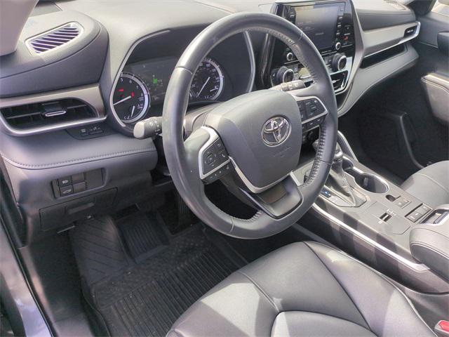 Photo of 2022 Magnetic Gray Metallic Toyota Highlander