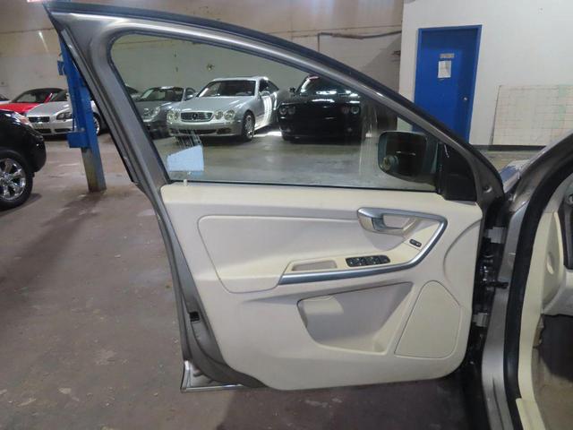 Photo of 2011 Beige Volvo XC60