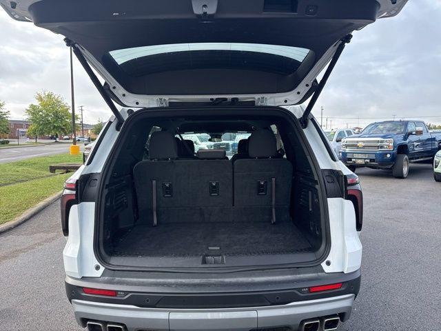 Photo of 2025 Summit White Chevrolet Traverse
