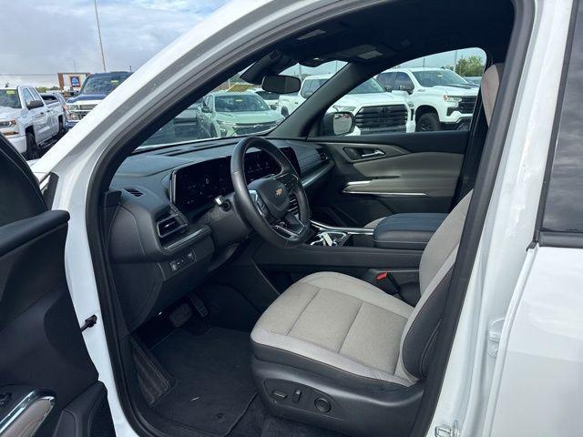 Photo of 2025 Summit White Chevrolet Traverse