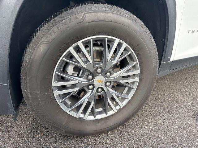 Photo of 2025 Summit White Chevrolet Traverse