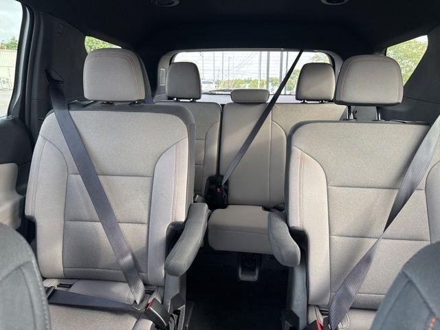 Photo of 2025 Summit White Chevrolet Traverse