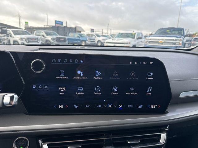 Photo of 2025 Summit White Chevrolet Traverse