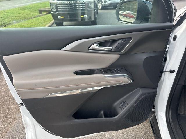 Photo of 2025 Summit White Chevrolet Traverse