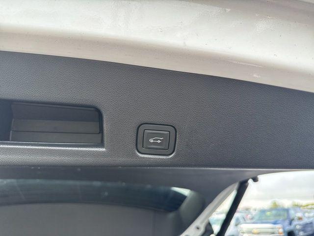 Photo of 2025 Summit White Chevrolet Traverse