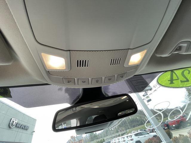 Photo of 2024 Oxford White Ford Edge