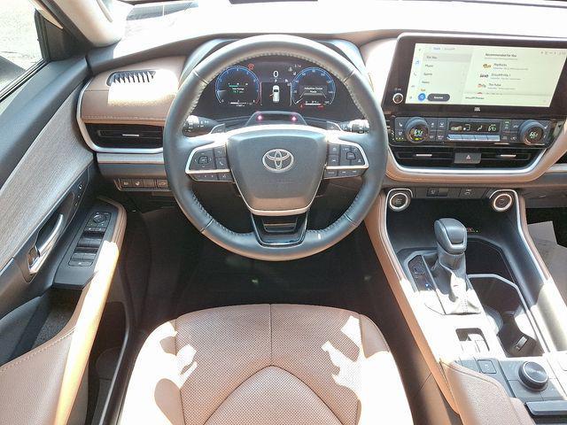 Photo of 2024 Cream Toyota Grand Highlander