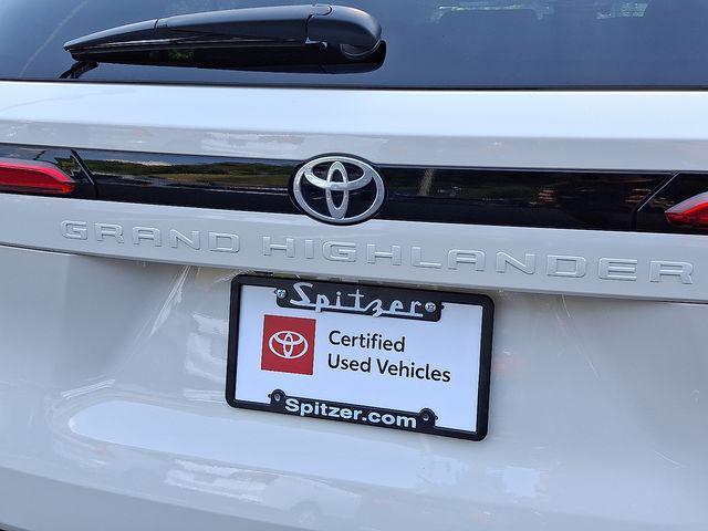 Photo of 2024 Cream Toyota Grand Highlander