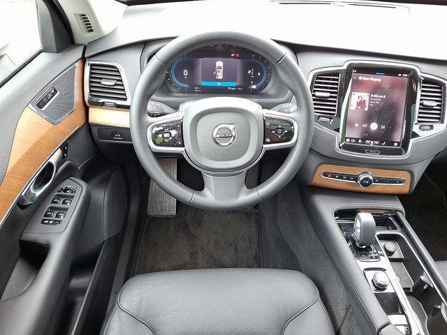 Photo of 2024 Crystal White Metallic Volvo XC90
