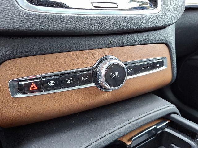 Photo of 2024 Crystal White Metallic Volvo XC90