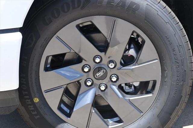 Photo of 2025 Star White Ford F-150 Lightning