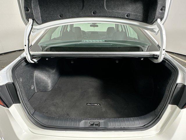 Photo of 2024 Glacier White Nissan Altima