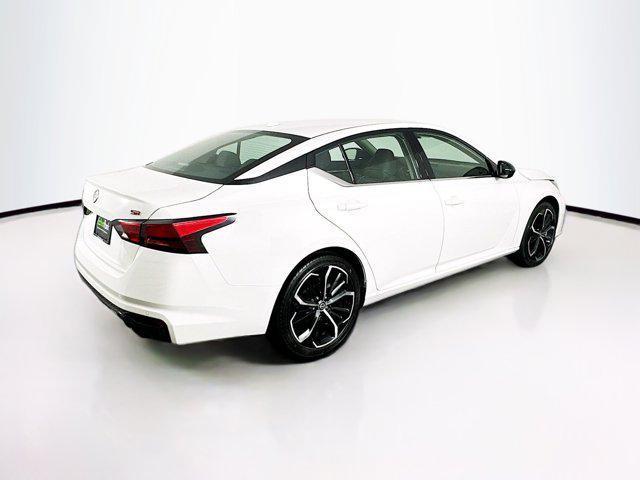 Photo of 2024 Glacier White Nissan Altima