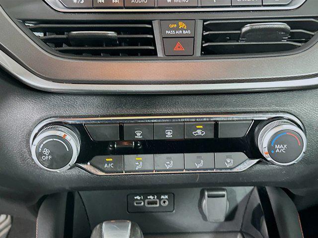 Photo of 2024 Glacier White Nissan Altima
