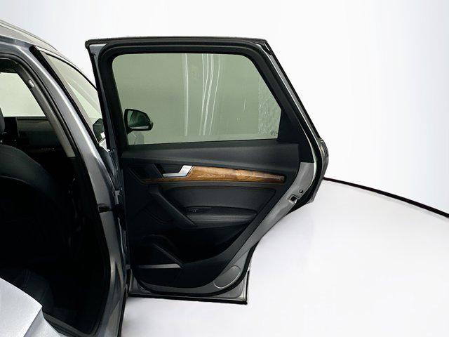 Photo of 2023 Florett Silver Metallic Audi Q5