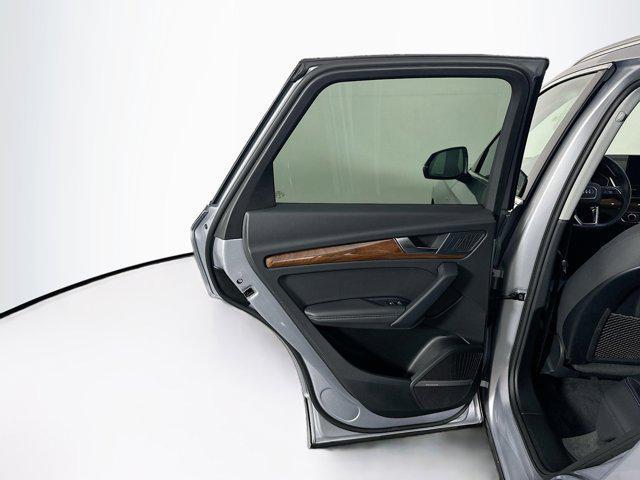 Photo of 2023 Florett Silver Metallic Audi Q5