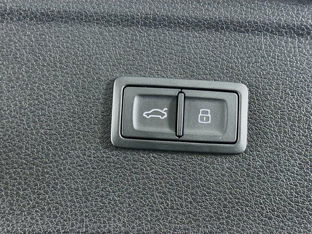 Photo of 2023 Florett Silver Metallic Audi Q5