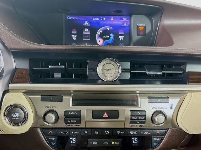 Photo of 2017 Silver Lining Metallic Lexus ES 350