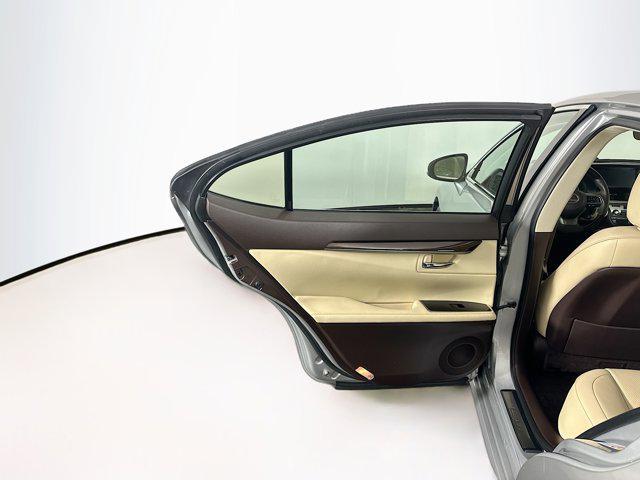 Photo of 2017 Silver Lining Metallic Lexus ES 350