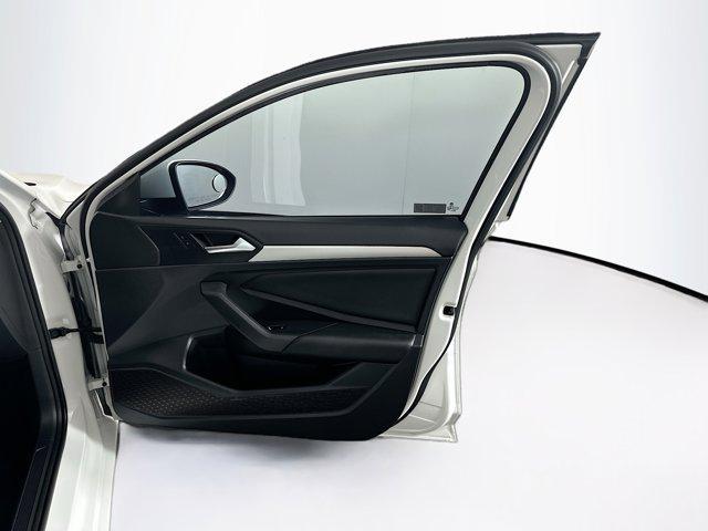 Photo of 2020 Pure White Volkswagen Jetta