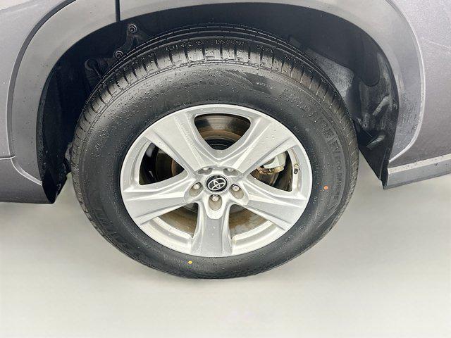 Photo of 2024 Magnetic Gray Metallic Toyota Highlander
