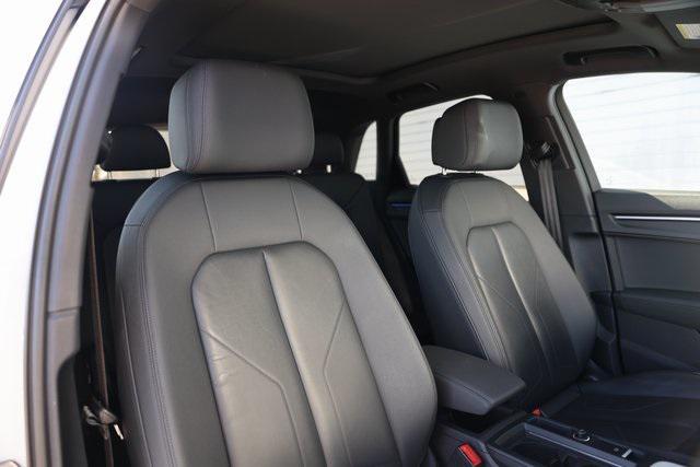 Photo of 2023 Glacier White Audi Q3